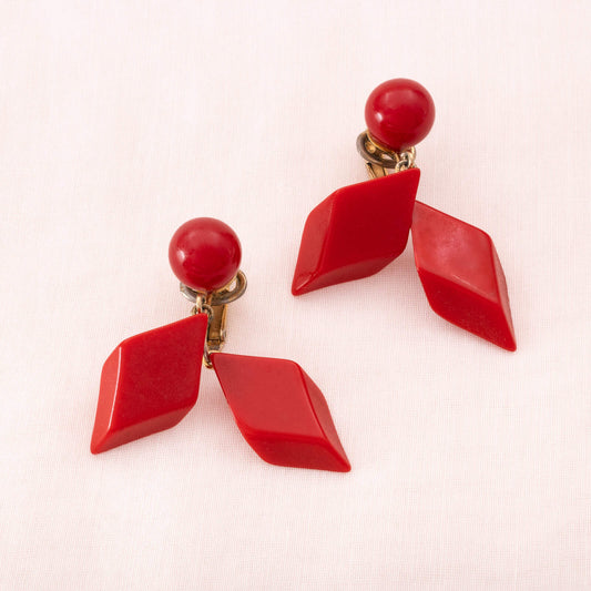 Trifari-rote-Ohrclips-baumelnde-Rauten-Hänger