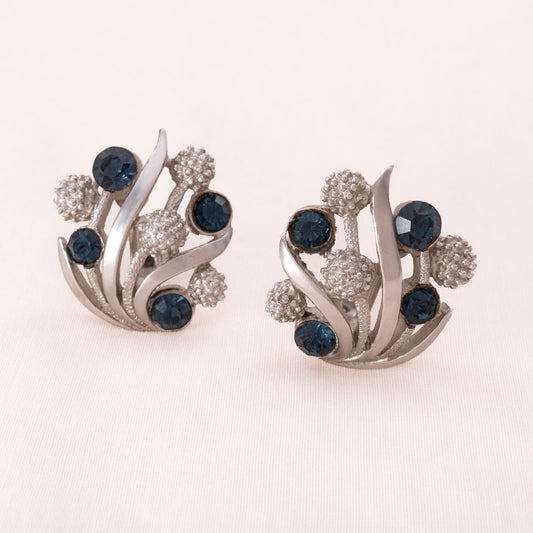 Trifari-Ohrclips-silberfarben-blaue-Strasssteine-florales-Design