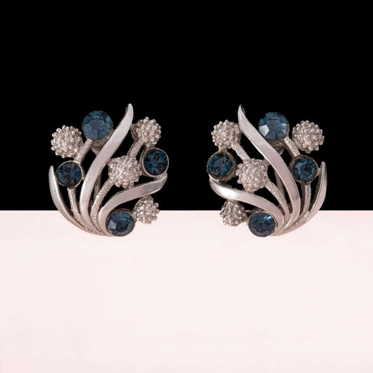 Trifari-Ohrclips-silberfarben-blaue-Strasssteine-florales-Design