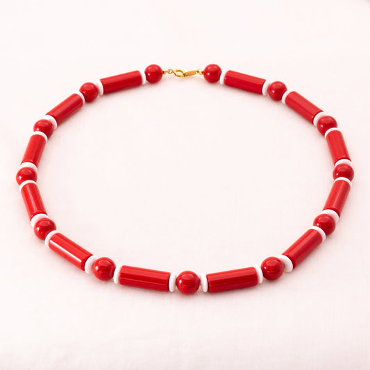 Trifari-rote-Kunststoffe-Perlenkette-mit-flachen-weißen-Perlen-dazwischen