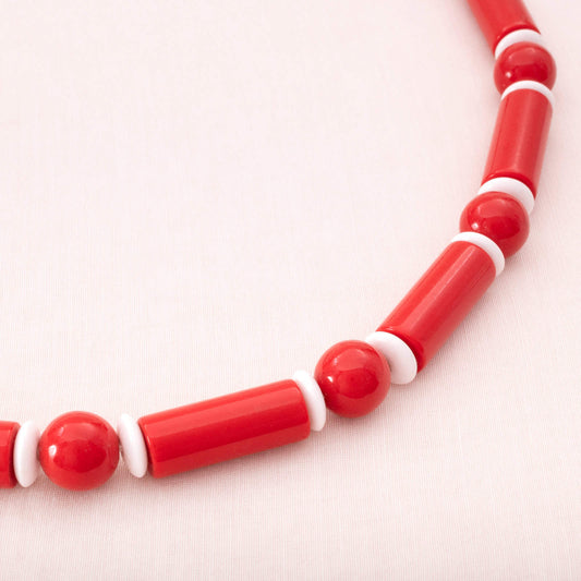 Trifari-rote-Kunststoffe-Perlenkette-mit-flachen-weißen-Perlen-dazwischen