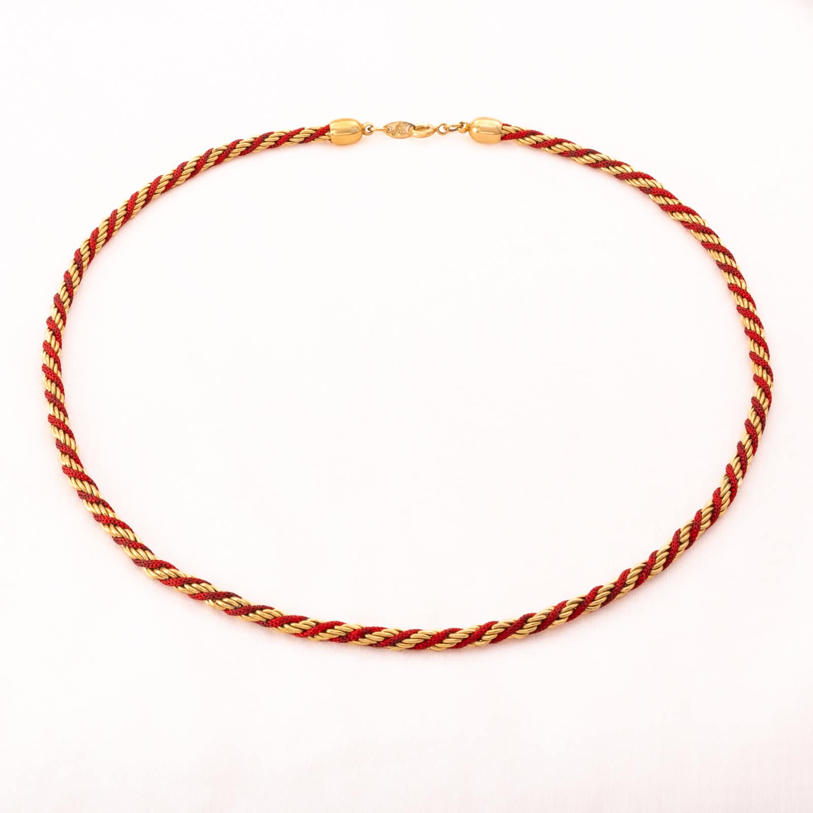 rifari-Kordel-HalskeTrifari-Kordel-Halskette-vergoldet-mit-rotem-Textilband-umwickelt