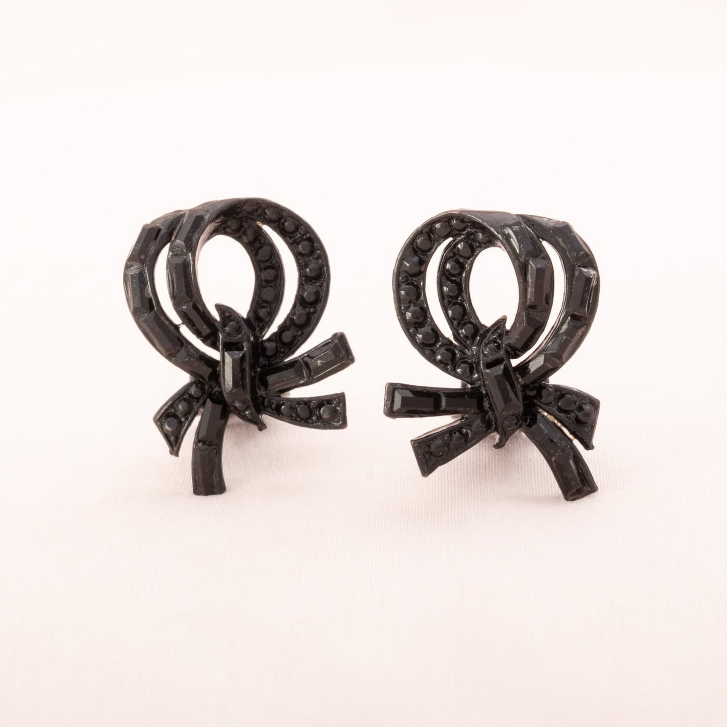 Albert-Weiss-Ohrclips-Schleifen-schwarz-Metall-geschwärzt-Strass-1950er