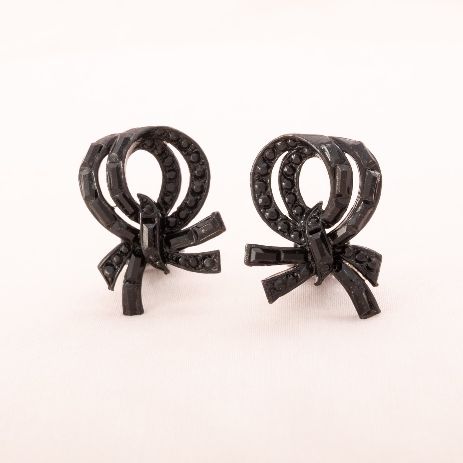 Albert-Weiss-Ohrclips-Schleifen-schwarz-Metall-geschwärzt-Strass-1950er