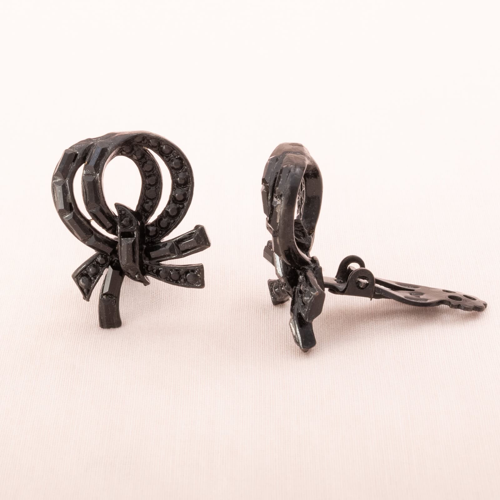 Albert-Weiss-Ohrclips-schwarz-Metall-geschwärzt-Strass-1950er