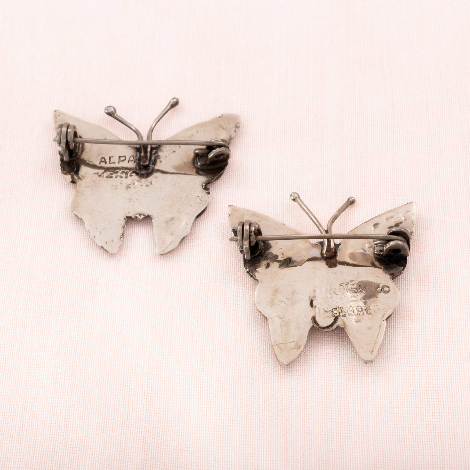 Zwei-Schmetterling-Broschen-Alpacasilber-Rückseite-Mexico-Stempel