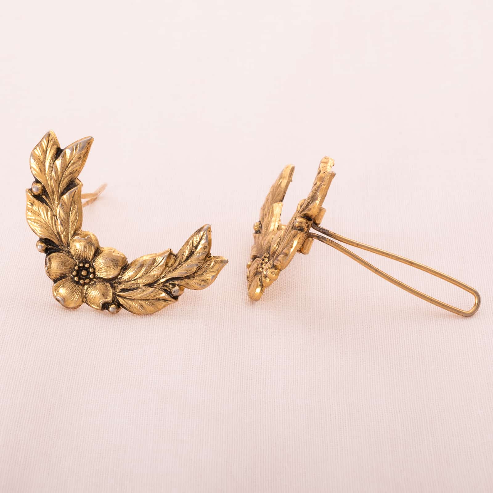 Vintage-Haarschmuck-goldfarbene-kleine-Haarspangen-Blume-mit-Blättern-Seitenansicht