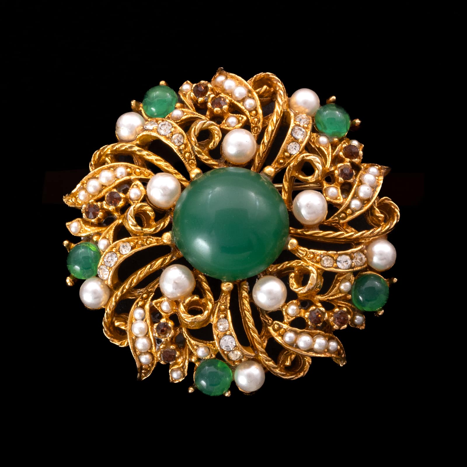 ART-vergoldete-Brosche-Antik-Revival-grüne-Cabochons-Perlen-und-Strass