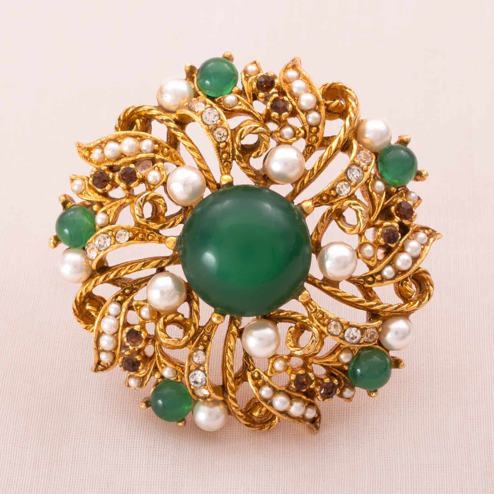 ART-vergoldete-Brosche-Antik-Revival-grüne-Cabochons-Perlen-und-Strass