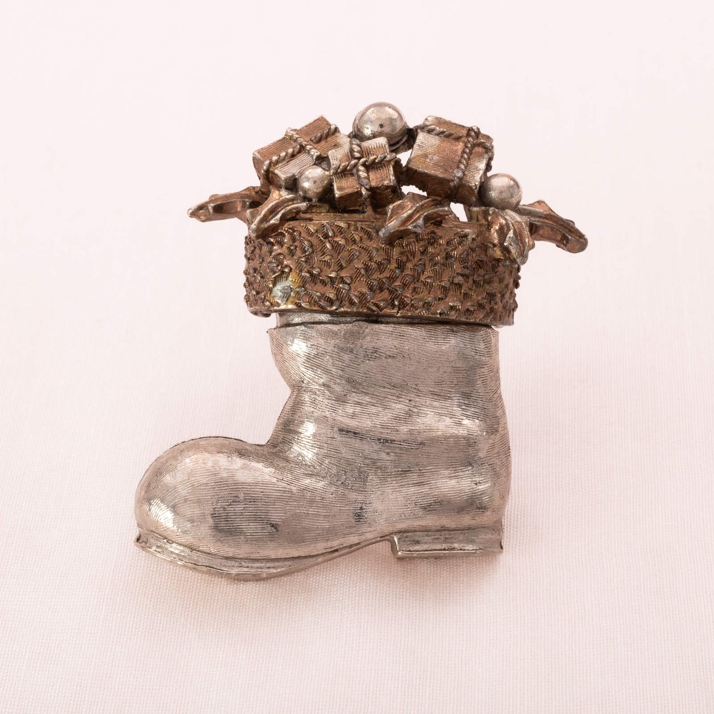 ART-weihnachtliche-Brosche-silberfarben-Stiefel-mit-Geschenken-gefüllt