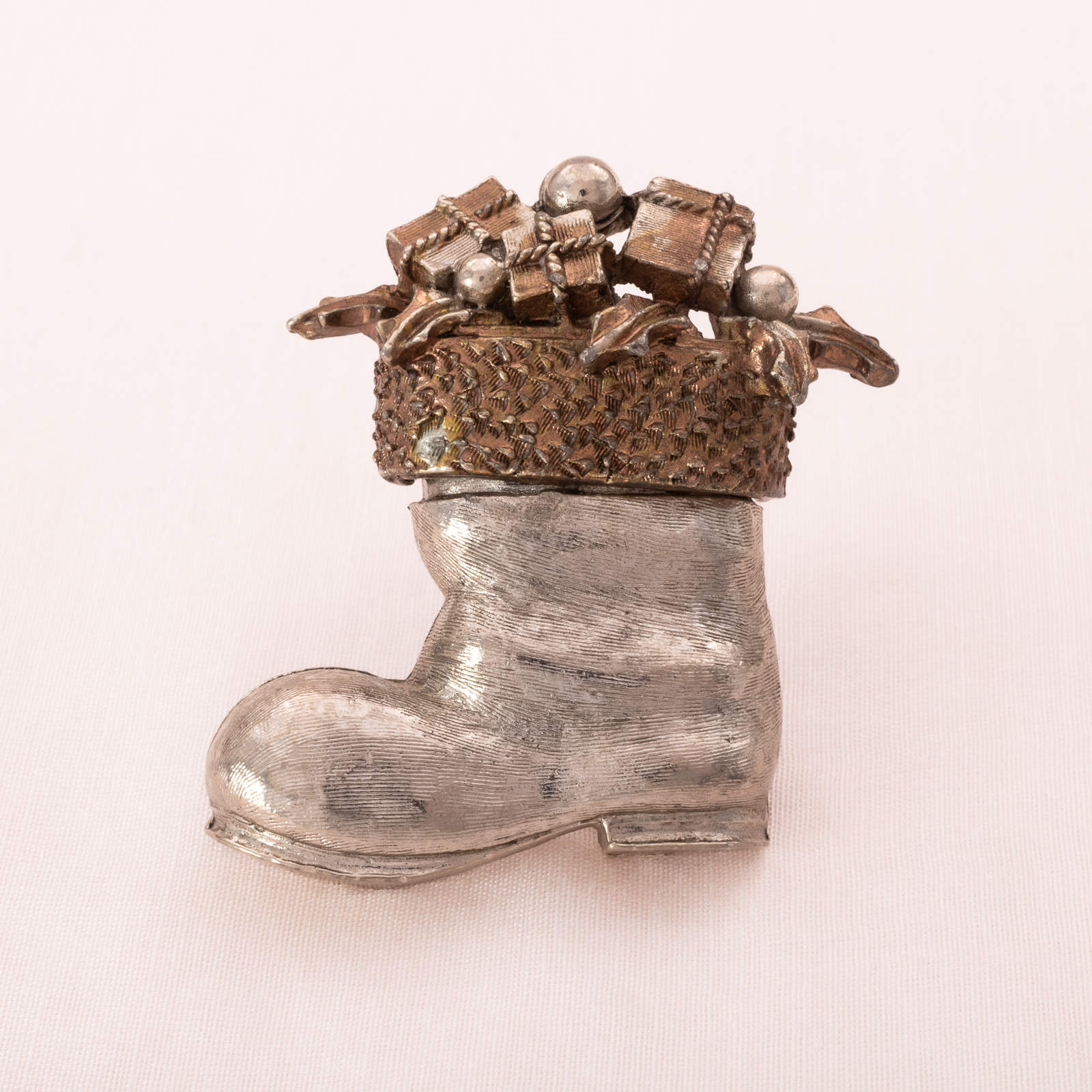 ART-weihnachtliche-Brosche-silberfarben-Stiefel-mit-Geschenken-gefüllt