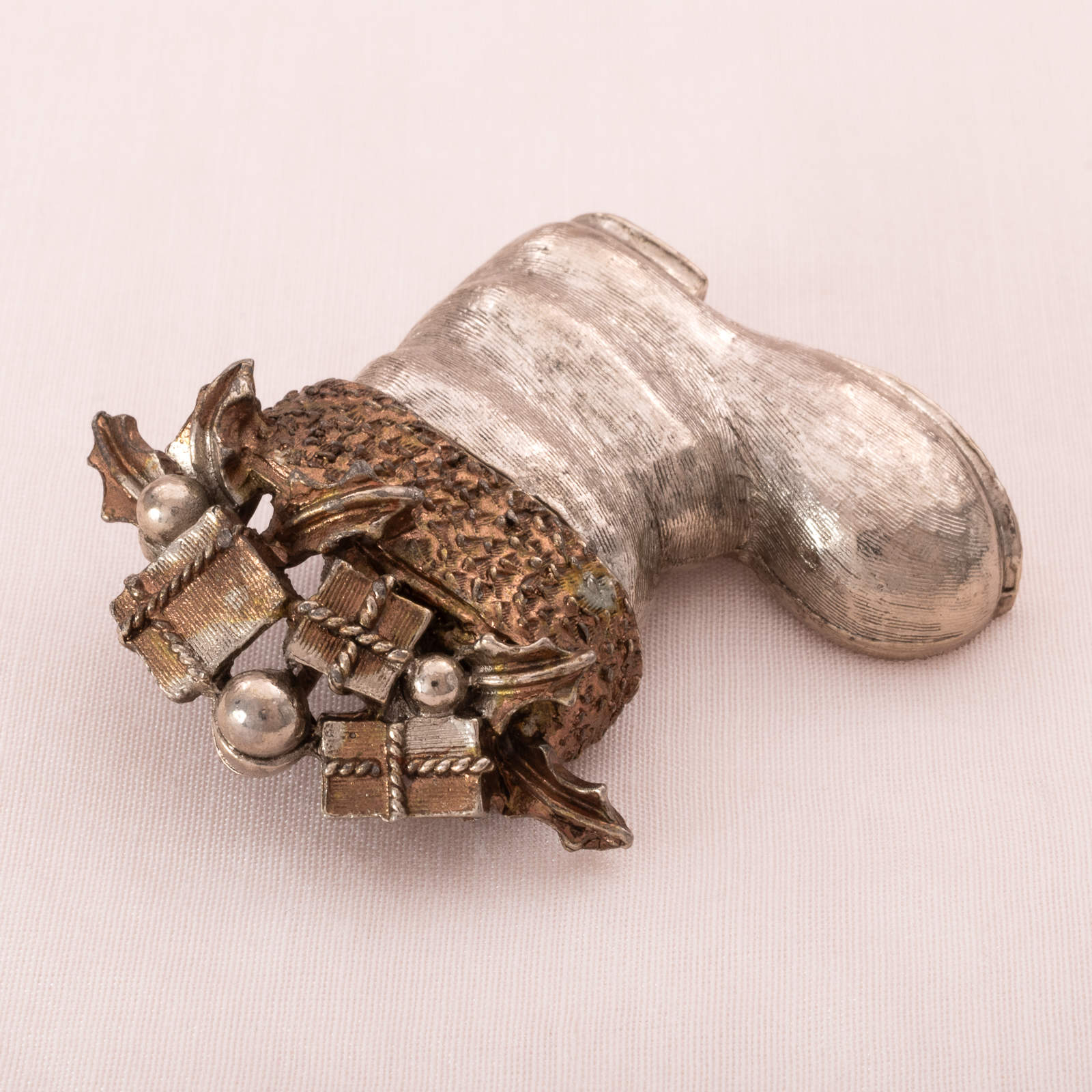 ART-weihnachtliche-Brosche-silberfarben-Stiefel-mit-Geschenken-gefüllt