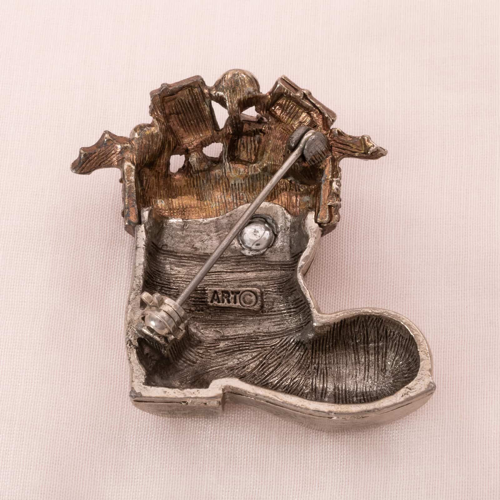 ART-weihnachtliche-Brosche-silberfarben-Stiefel-Rückseite-Signatur