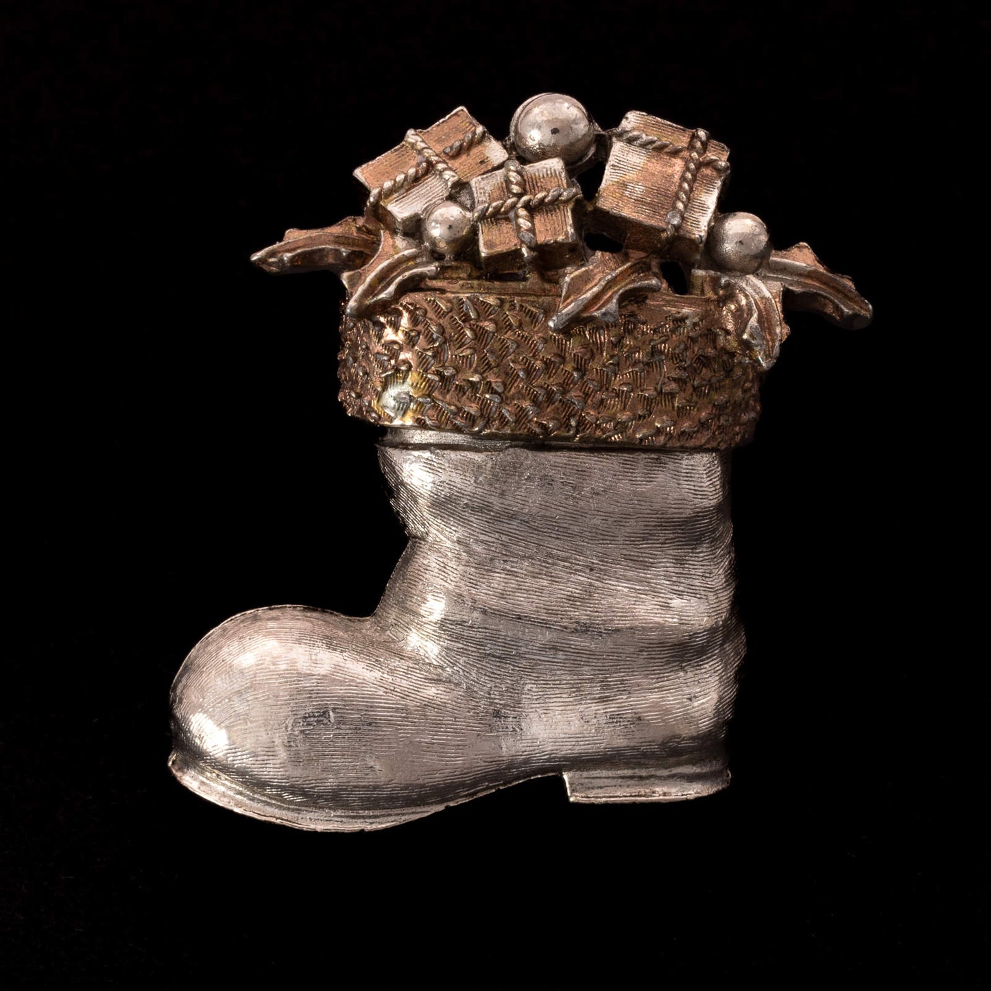 ART-weihnachtliche-Brosche-silberfarben-Stiefel-mit-Geschenken-gefüllt