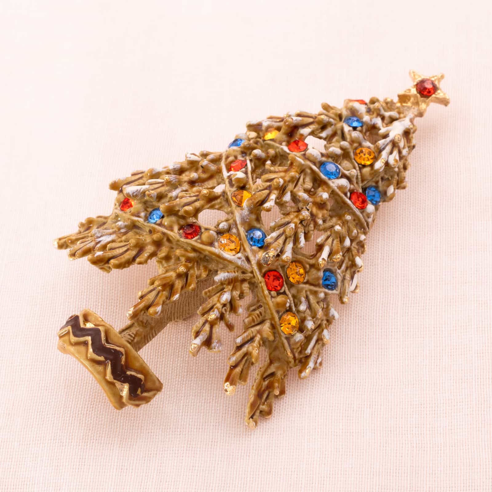 ART-Weihnachtsbaum-Brosche-emailliert-mit-Bunten-Strasssteinen-geschmückt