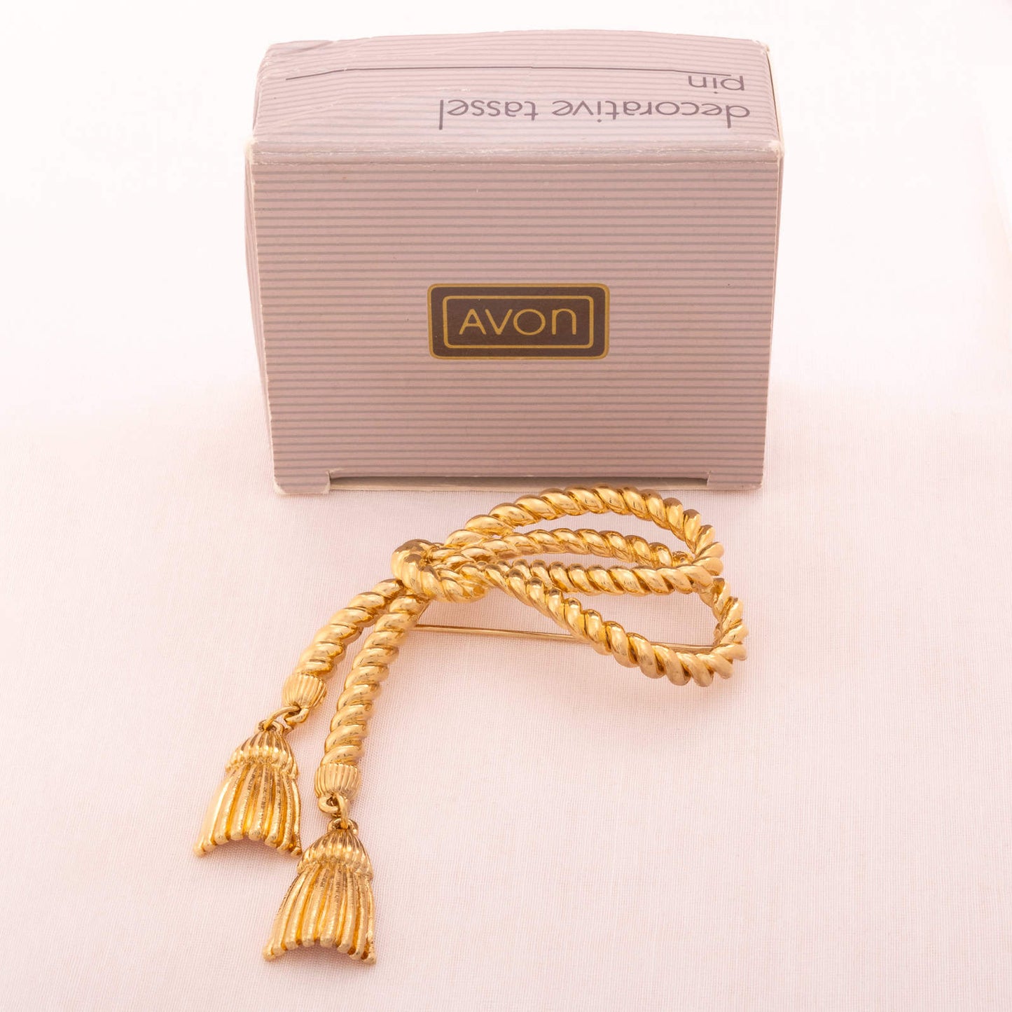 Avon-vergoldete-Quasten-Brosche-1989