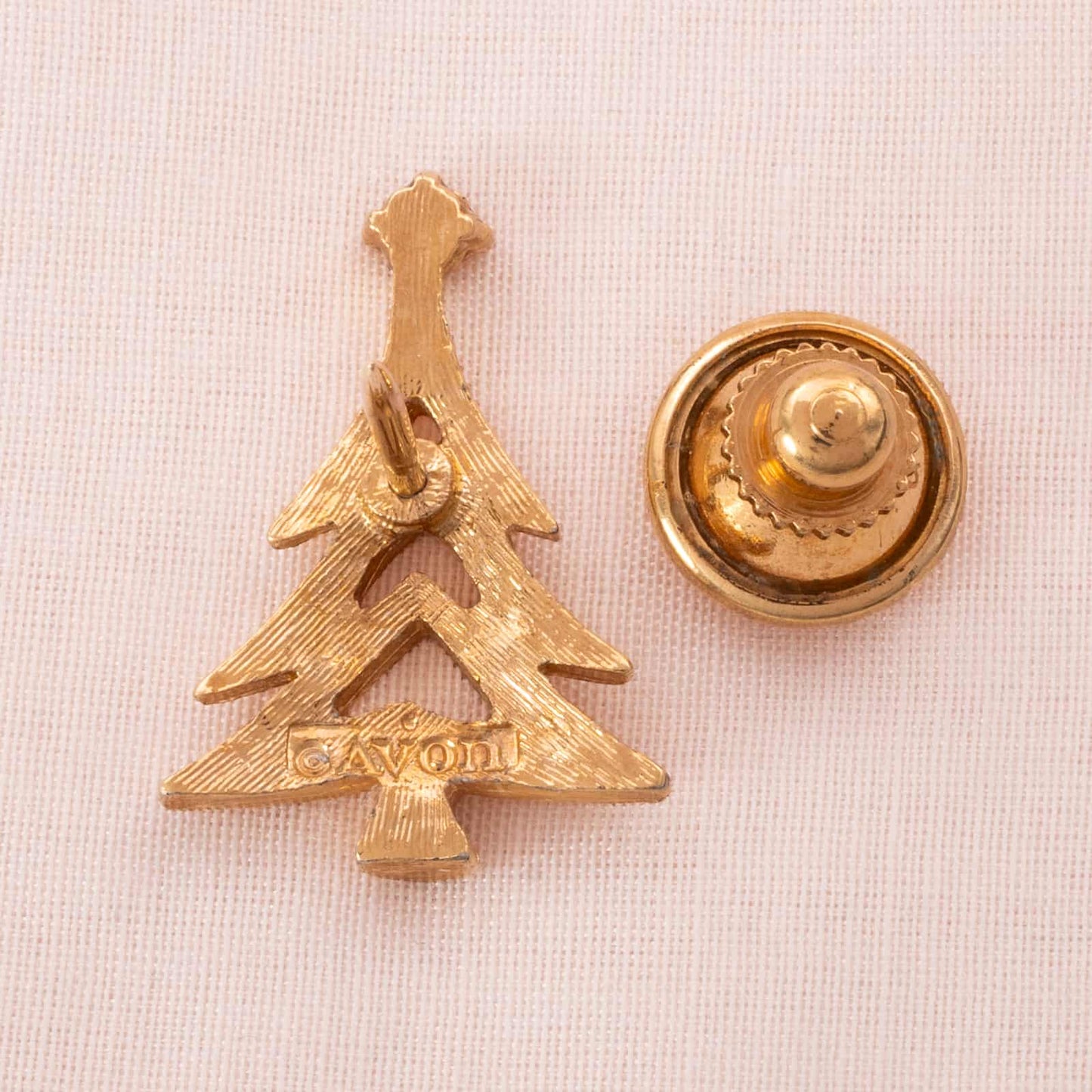Avon-kleiner-Weihnachtsbaum-Pin-vergoldet-Rückseite-Signatur