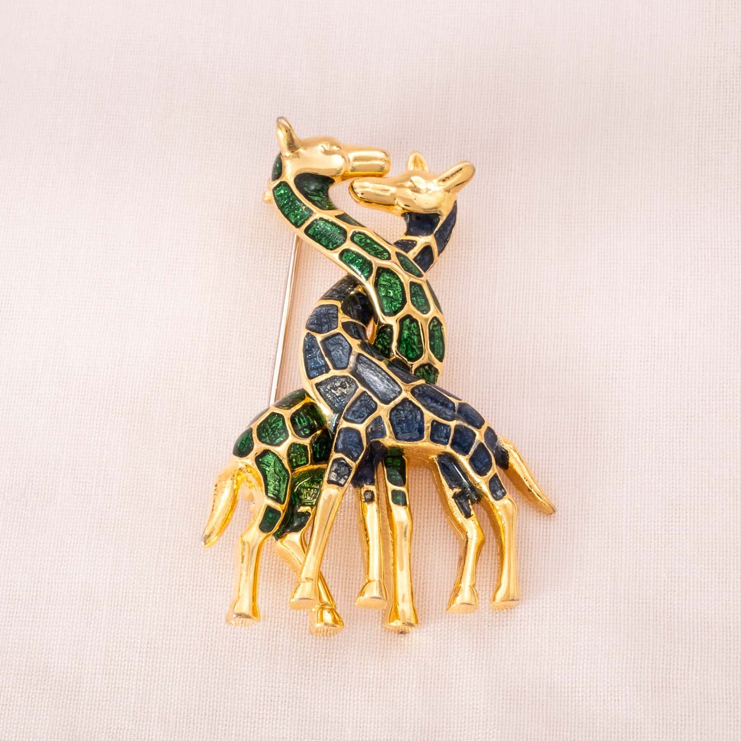 Giraffen-Brosche-vergoldet-blau-grün-emailliert