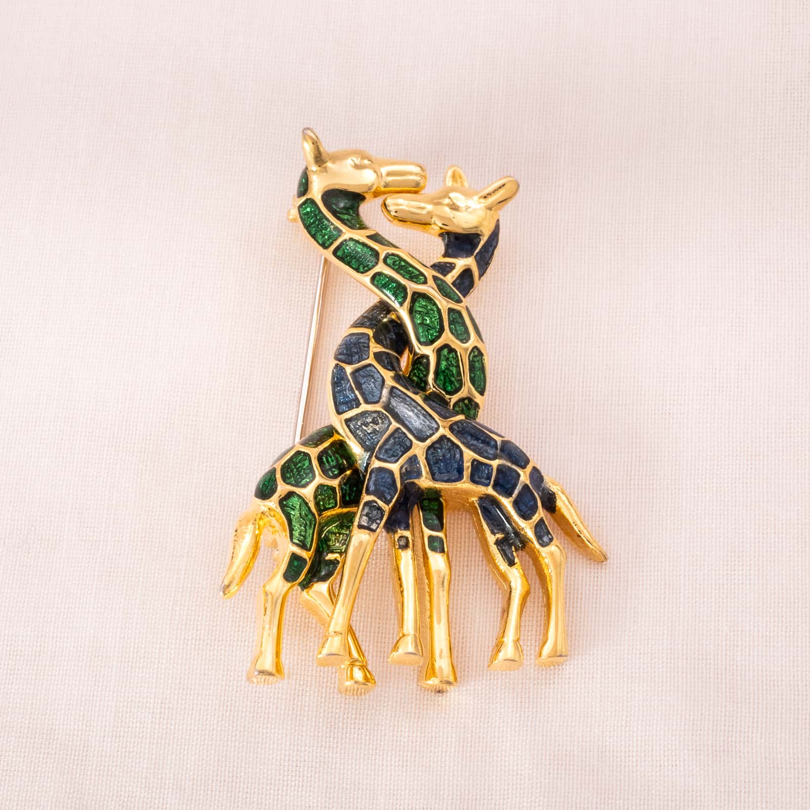 Giraffen-Brosche-vergoldet-blau-grün-emailliert