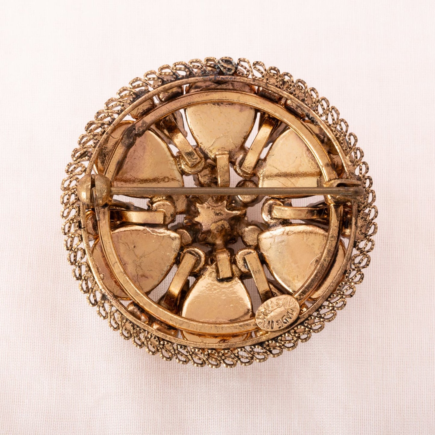 Brosche-im-Antik-Reival-Style-Rückseite-Signatur-Made-in-Austria