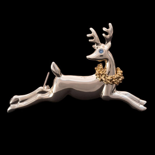 Weihnachtliche-Brosche-Rentier-silberfarben-goldfarbener-Kranz-um-den-Hals