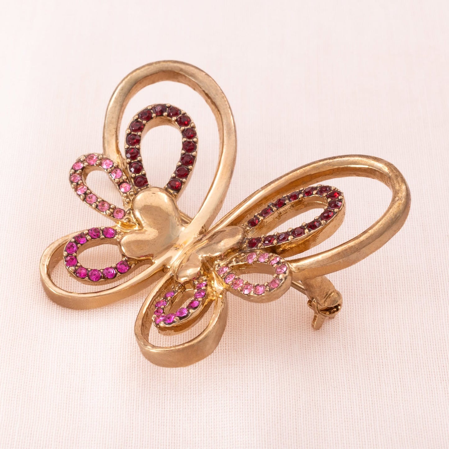 Schmetterling-Brosche-vergoldet-mit-rosa-roten-Strasssteinen-verziert