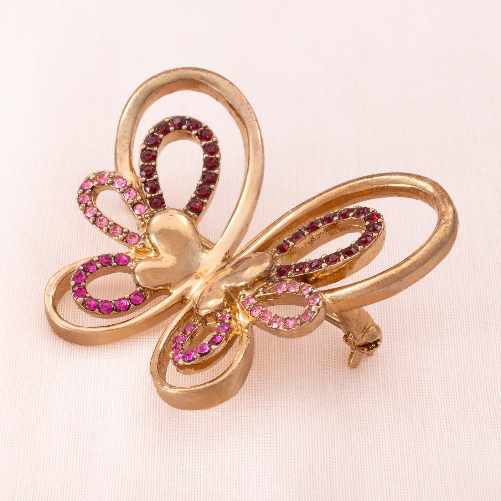 Schmetterling-Brosche-vergoldet-mit-rosa-roten-Strasssteinen-verziert