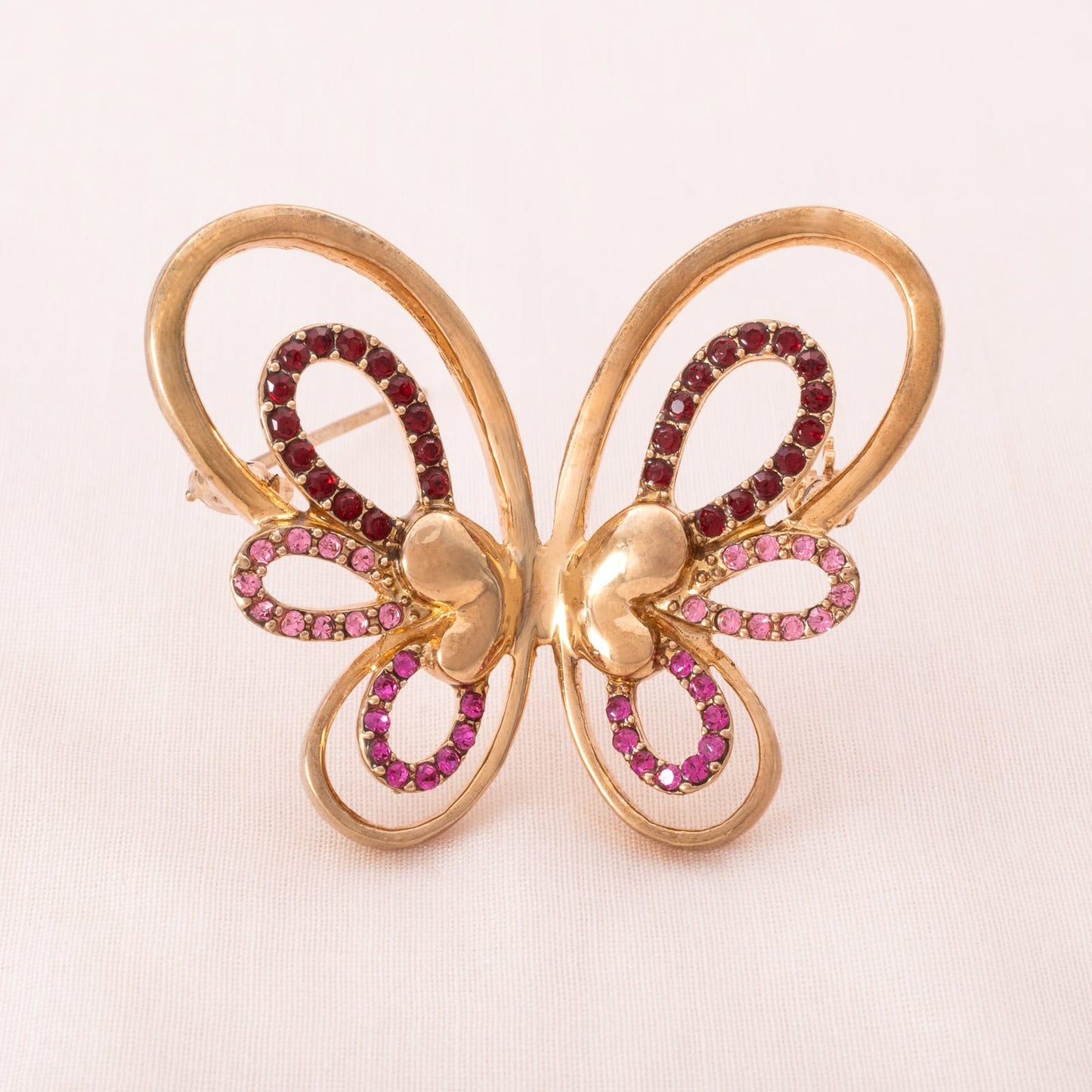 Schmetterling-Brosche-vergoldet-mit-rosa-roten-Strasssteinen-verziert