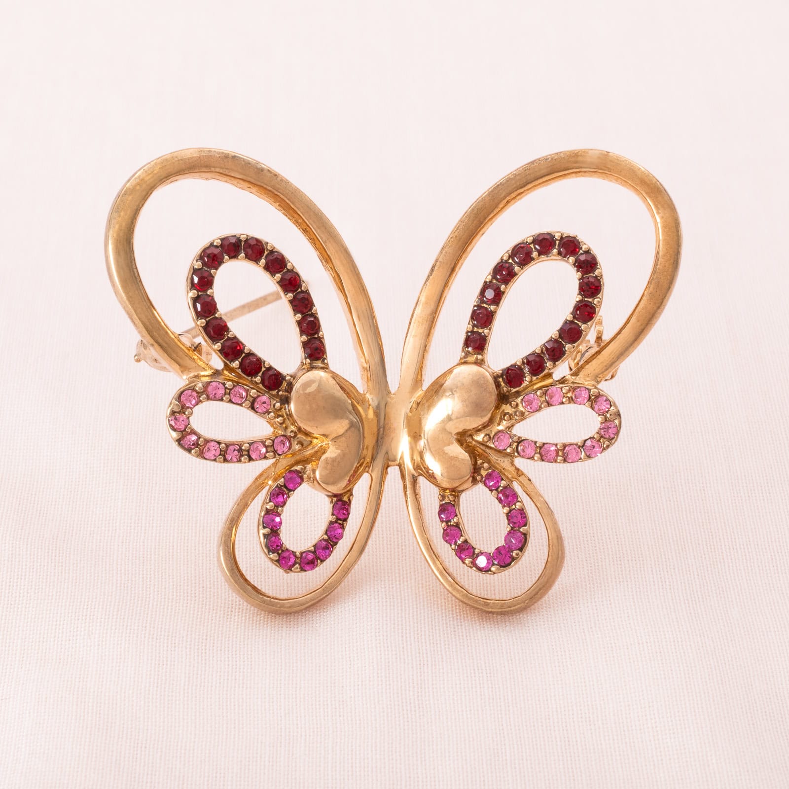 Schmetterling-Brosche-vergoldet-mit-rosa-roten-Strasssteinen-verziert
