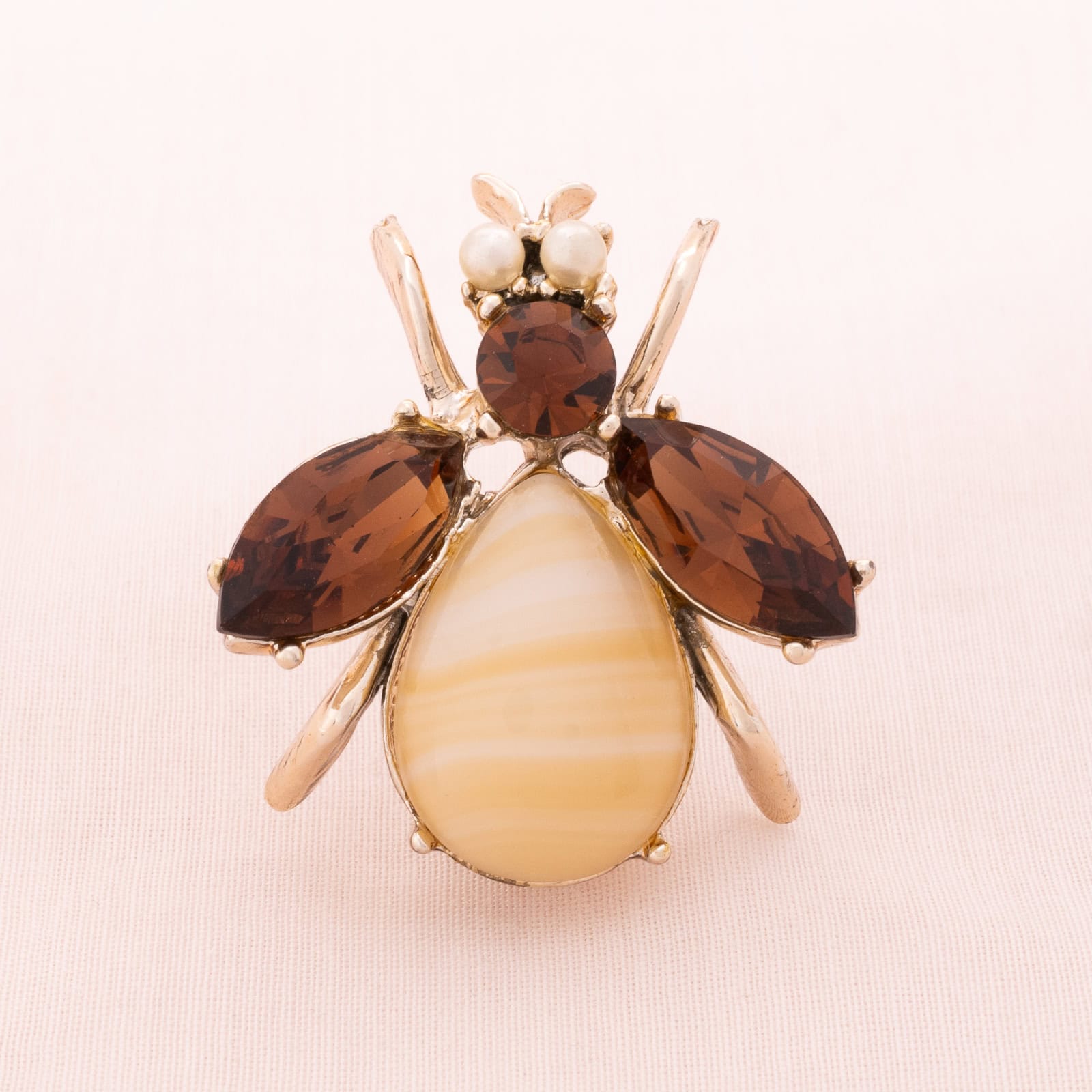 Bienen-Brosche-mit-braunem-Strass-und-Perlenaugen-verziert