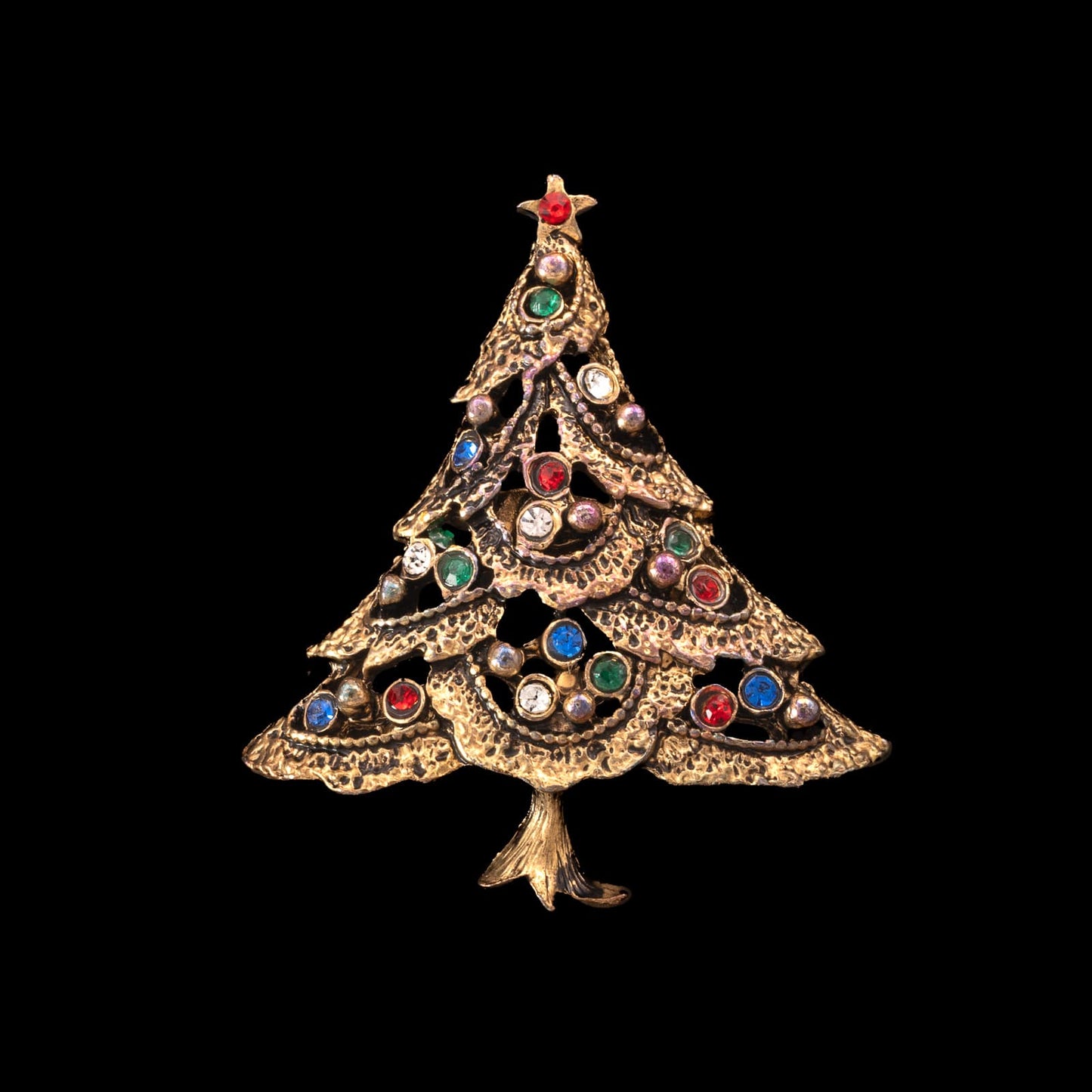 Weihnachtsbaum-Brosche-mit-bunt-glitzernden-Strasssteinen