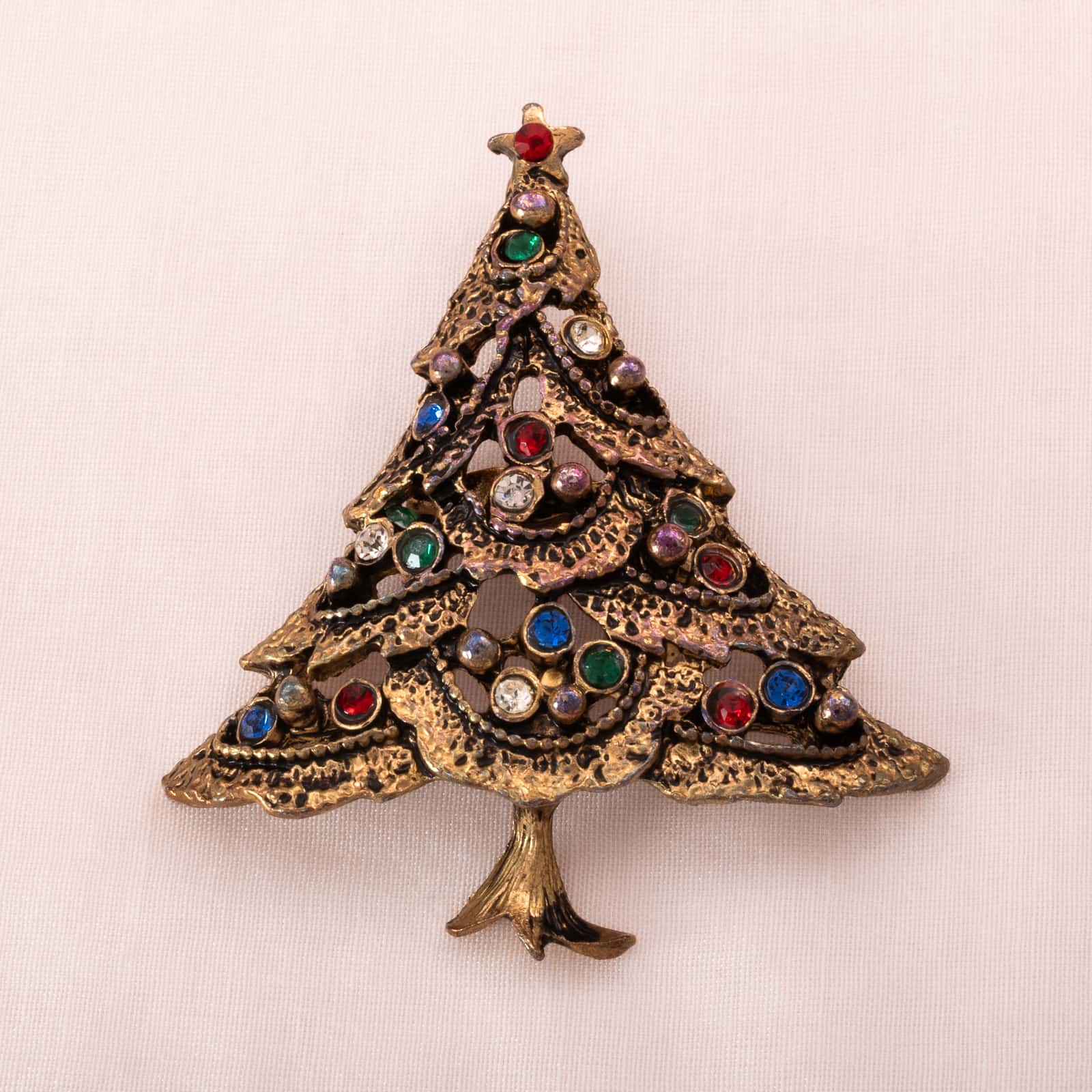 Weihnachtsbaum-Brosche-mit-bunt-glitzernden-Strasssteinen