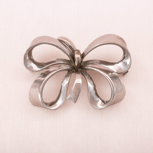 Schleifenbrosche-silberfarben-rhodiniert-elegantes-Design