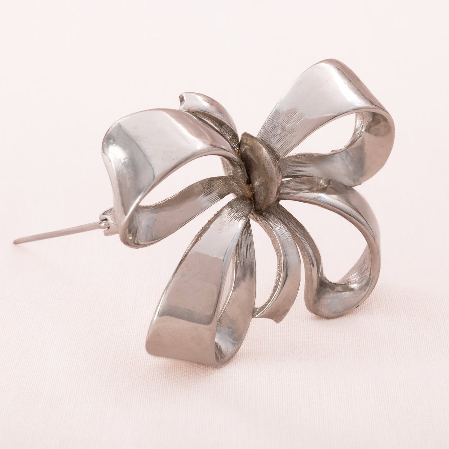 Schleifenbrosche-silberfarben-rhodiniert-elegantes-Design