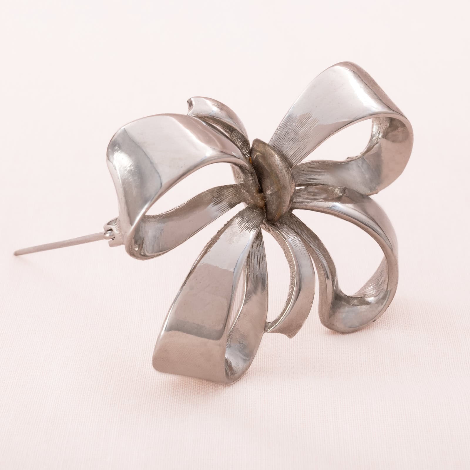 Schleifenbrosche-silberfarben-rhodiniert-elegantes-Design