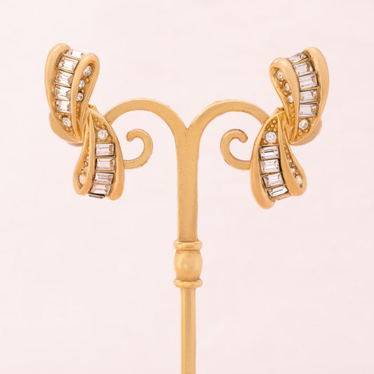 Christian-Dior-Ohrringe-vergoldet-mit-Baguettesteinen-verziert