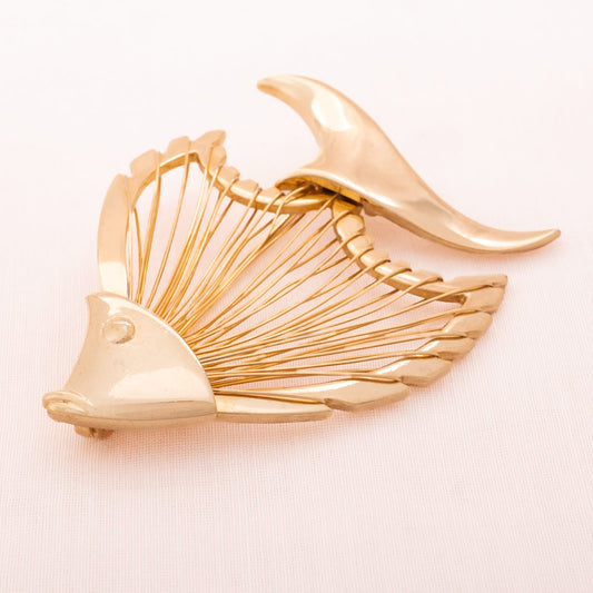 Vergoldete-Fisch-Brosche-mit-Draht -gestaltet