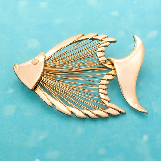 Vergoldete-Fisch-Brosche-mit-Draht -gestaltet
