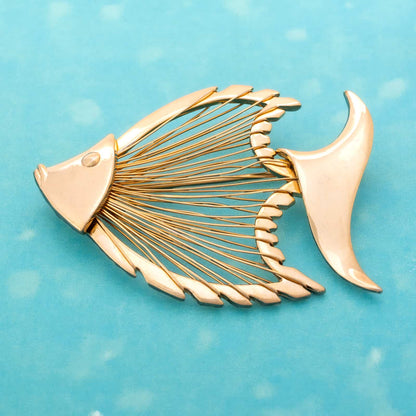 Vergoldete-Fisch-Brosche-mit-Draht -gestaltet