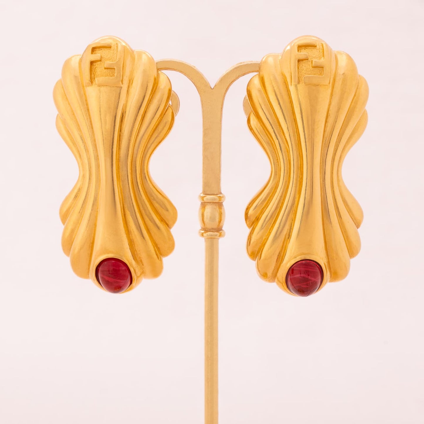 rFendi-Ohrclips-vergoldet-mit-roten-Cabochons-verziert