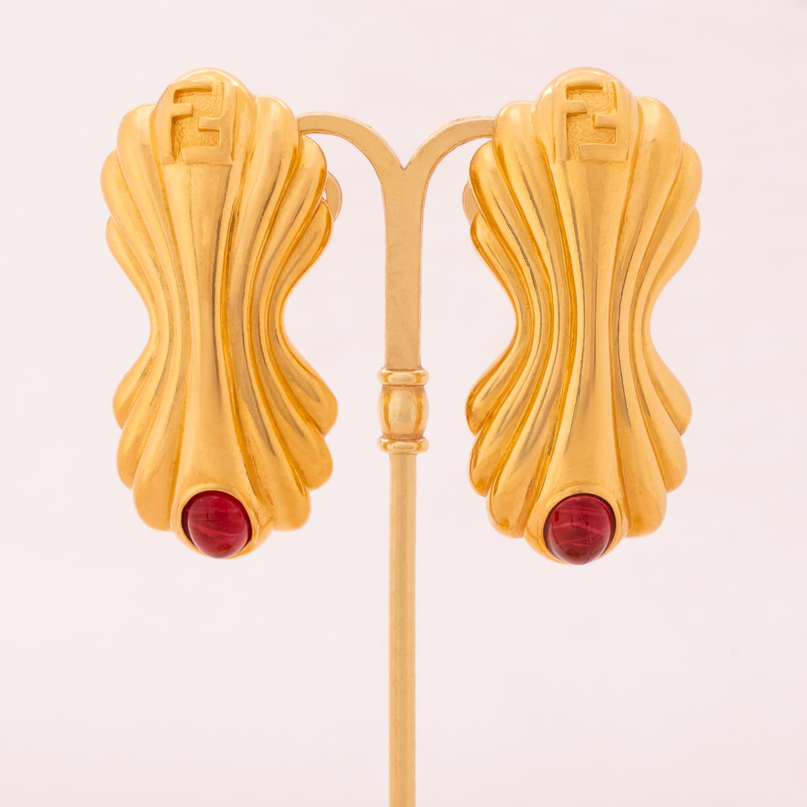 rFendi-Ohrclips-vergoldet-mit-roten-Cabochons-verziert