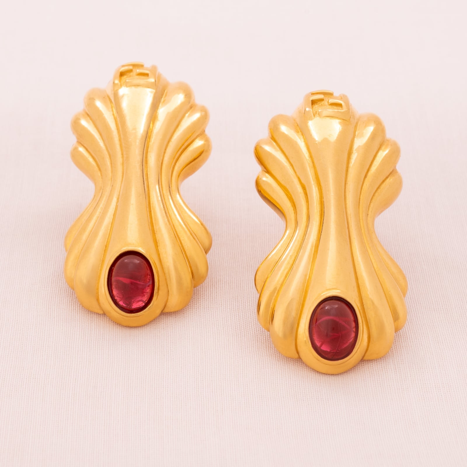 Fendi-Ohrclips-vergoldet-mit-roten-Cabochons-verziert