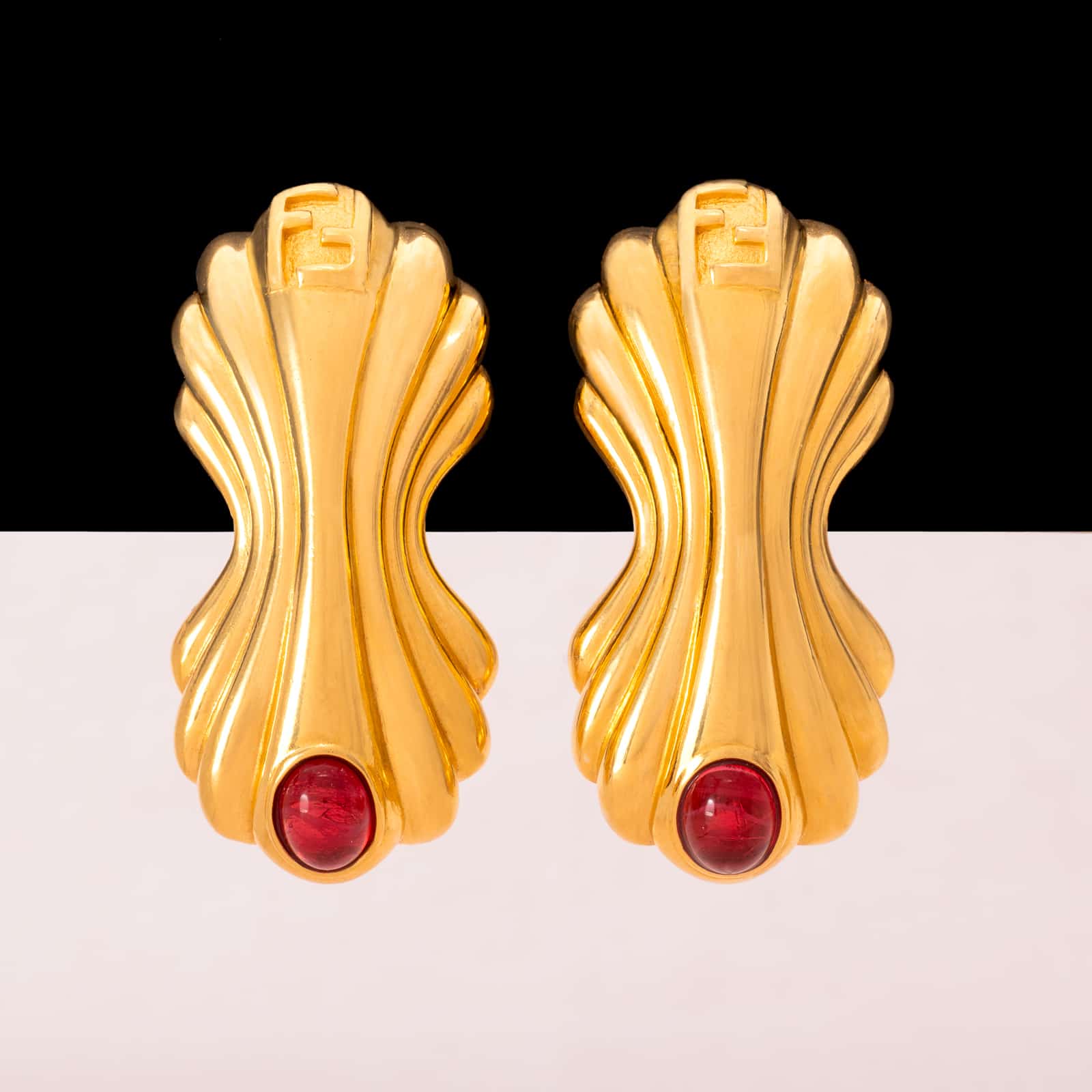 Fendi-große-Ohrclips-vergoldet-mit-roten-Cabochons-verziert