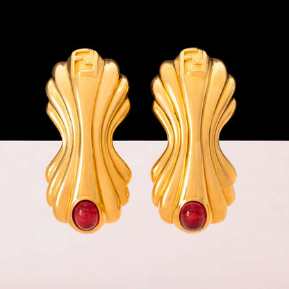 Fendi-große-Ohrclips-vergoldet-mit-roten-Cabochons-verziert