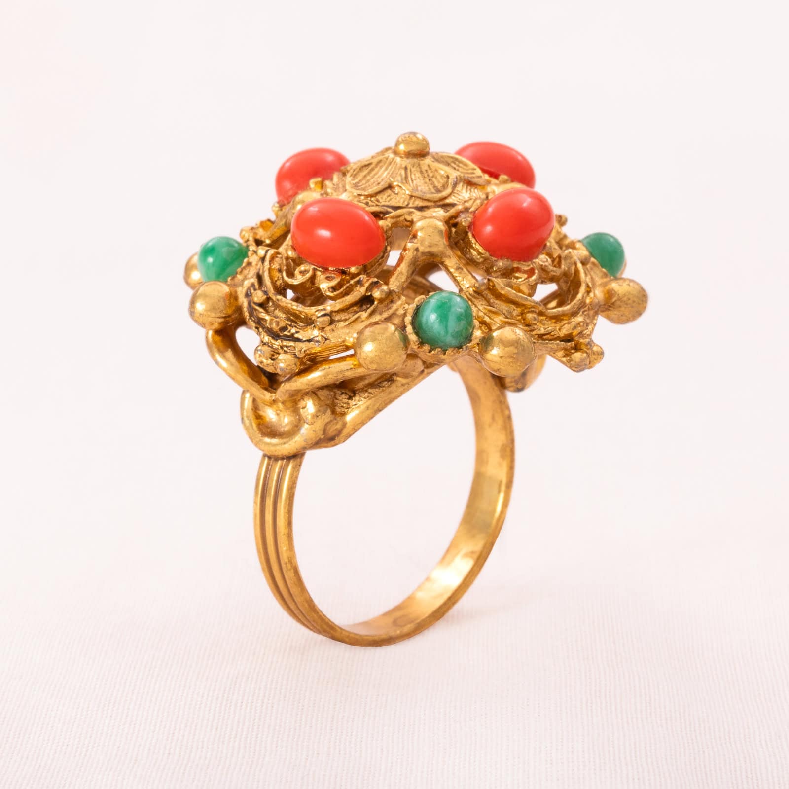 Florenza-Ring-Antik-Revival-Style-vergoldet-orangefarbene-und-grüne-Cabochons