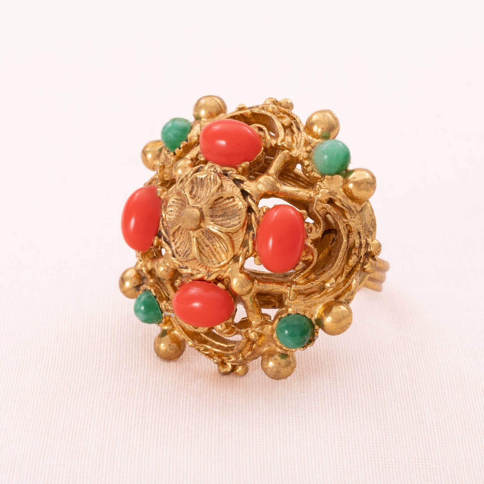 Florenza-Ring-Antik-Revival-Style-vergoldet-orangefarbene-und-grüne-Cabochons