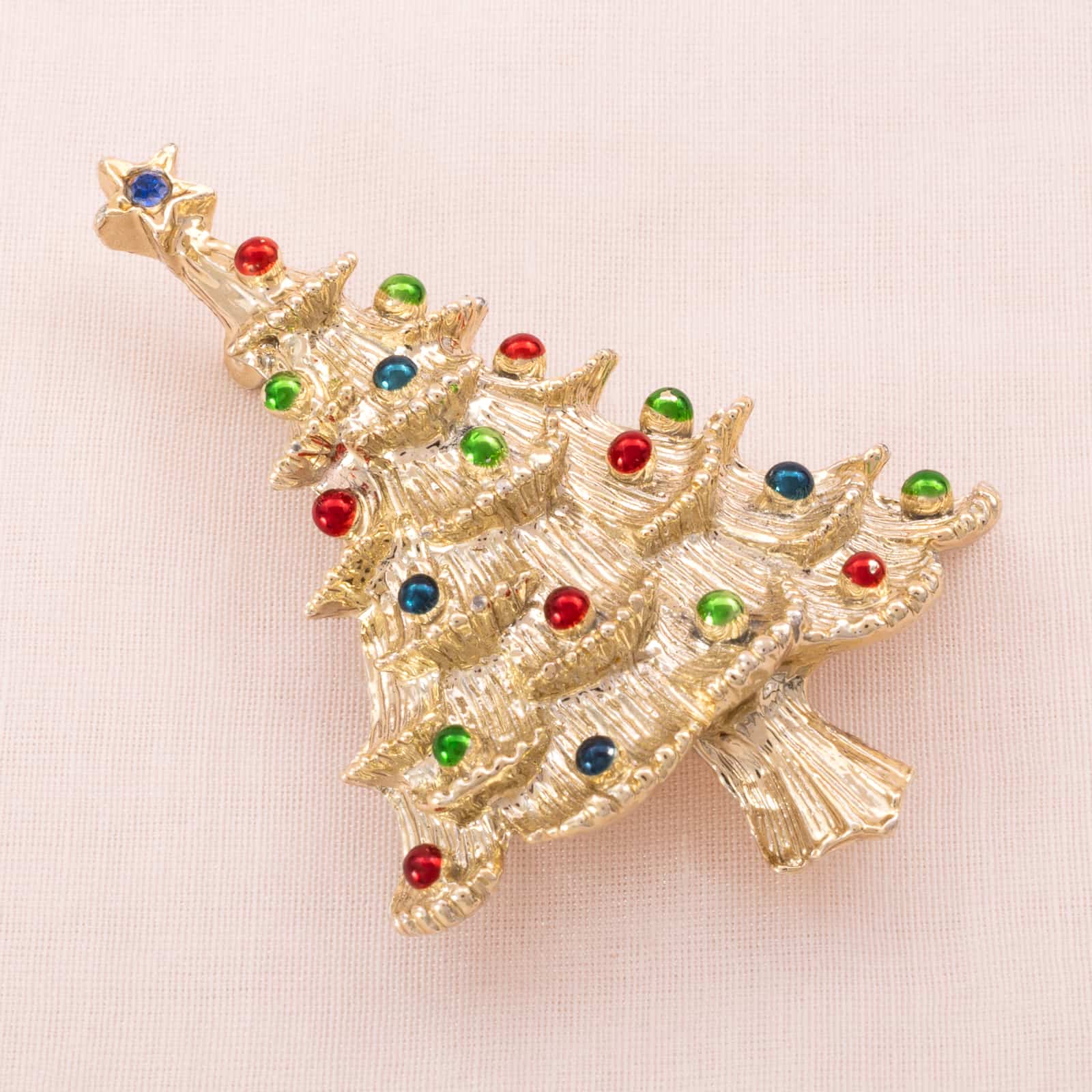 Gerrys-Weihnachtsbaum-Brosche-hell-goldfarben-bunte-Kugeln