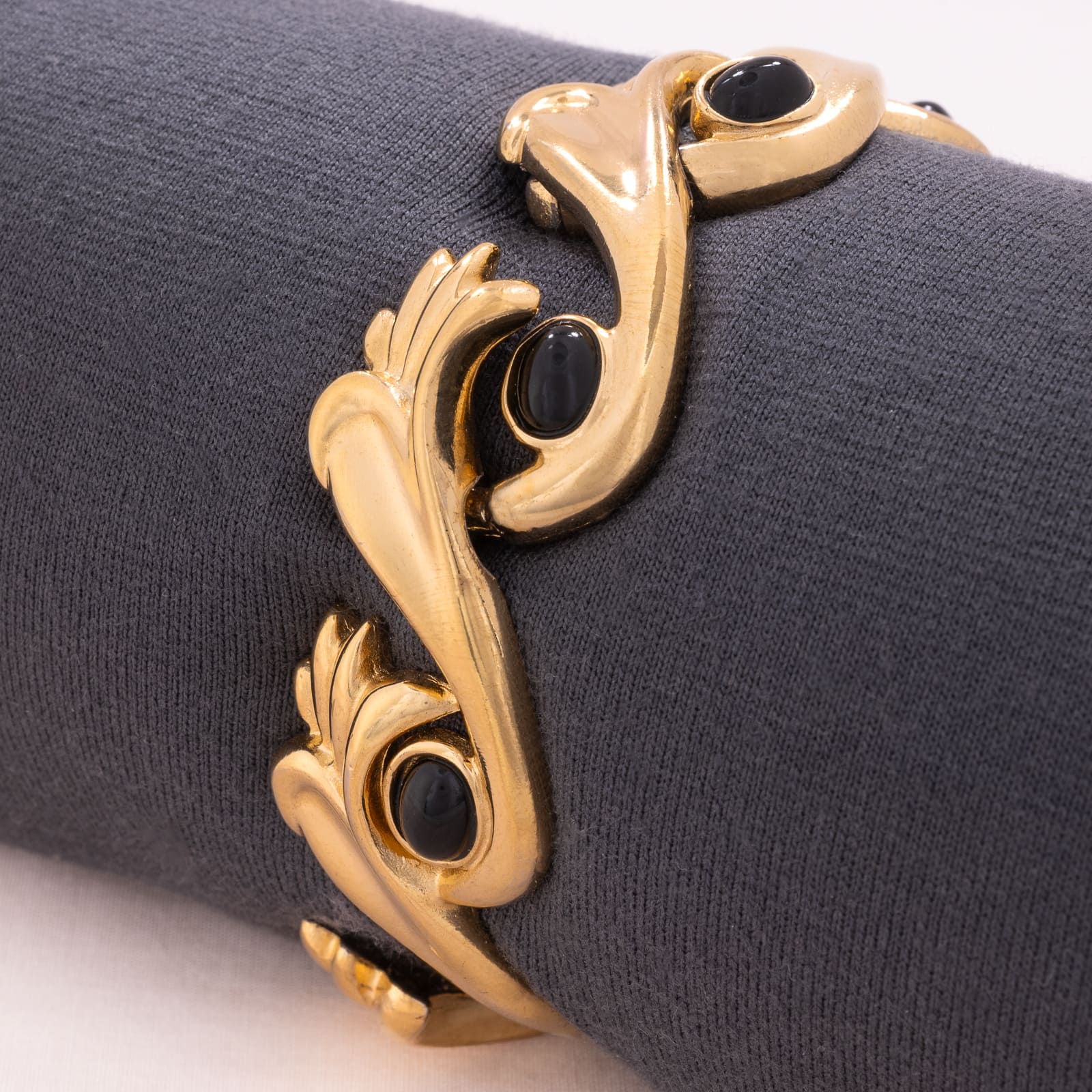 Givenchy-vergoldetes-Armband-mit-schwarzen-Cabochons-versehen