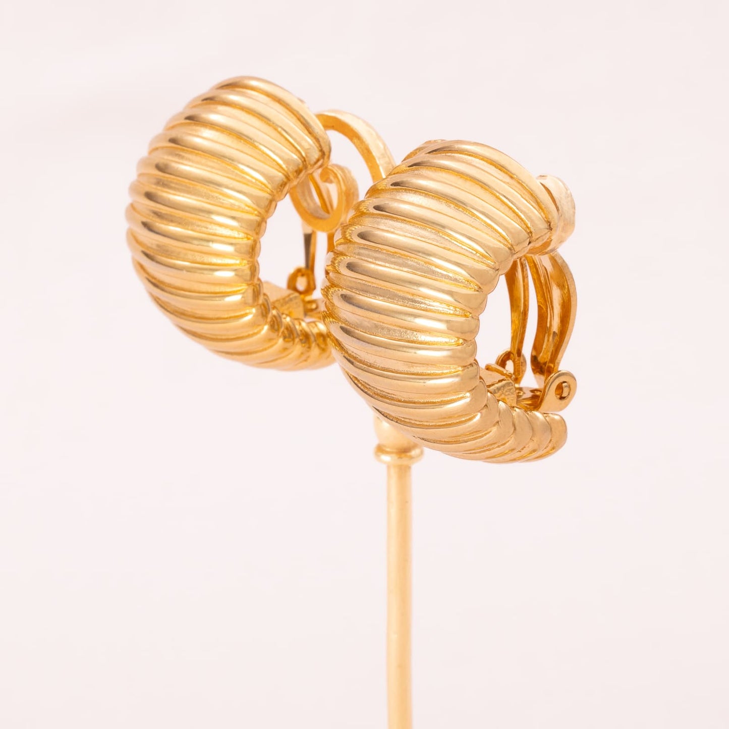 Givenchy-Halbkreolen-Ohrclips-vergoldete-gerippte-Struktur