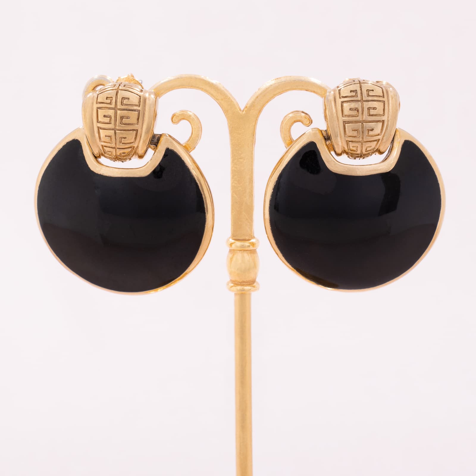 Givenchy-Ohrringe-rund-schwarz-emailliert-vergoldetes-Logo